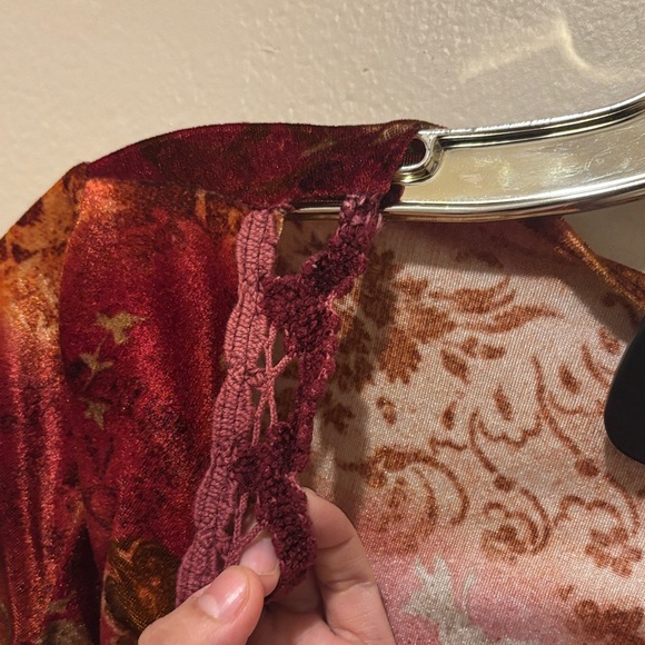 Chic Women's Red and Gold Blouse - Picture 6 of 9